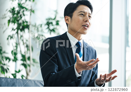 商談で熱く語るビジネスマン 122872960