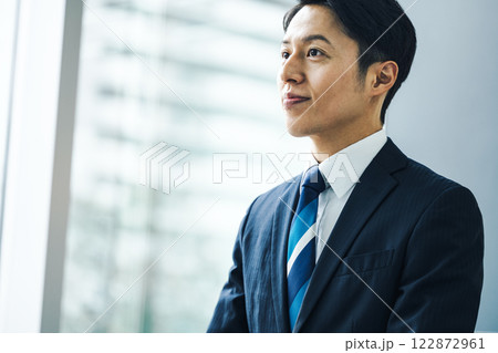 面接を受けるビジネスマン 122872961