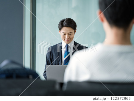 ロビーでノートパソコンを使うビジネスマン 122872963