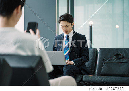 待合室のロビーでノートパソコンを使うビジネスマン 122872964