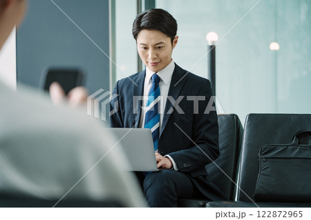 待合室でノートパソコンを使うビジネスマン 122872965