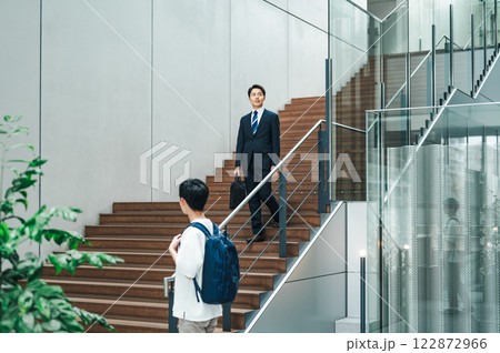 オフィスビルの階段を歩くビジネスマン オフィスビルの階段を歩くビジネスマン 122872966