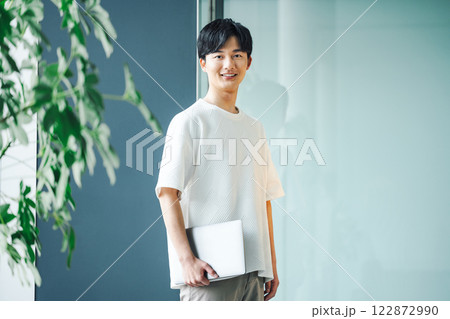 オフィスで働く若いエンジニアのポートレート 122872990