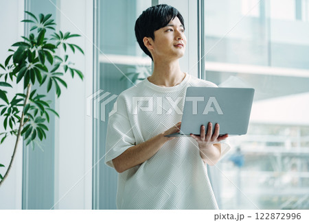 オフィスで働く若いエンジニアのポートレート 122872996