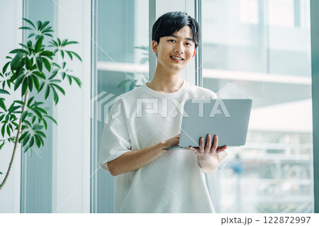 オフィスで働く若いエンジニアのポートレート 122872997