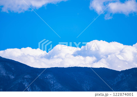 冬の山と空と雲 122874001