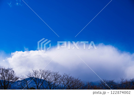 冬の青空と真っ白な雲 122874002