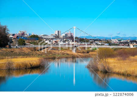 境川遊水地公園　青空を写す水面と鷺舞橋 122874006