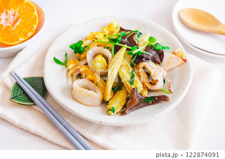 ヤリイカとヤングコーンのオイスターソース炒め 122874091