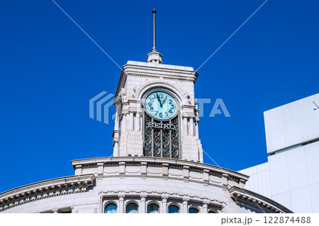 日本の東京都市景観　新時代へ…青空に映えるセイコーハウス銀座などを望む。新しい時代に希望の光＝8日 122874488