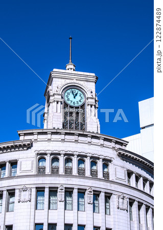 日本の東京都市景観　新時代へ…青空に映えるセイコーハウス銀座などを望む。新しい時代に希望の光＝8日 122874489