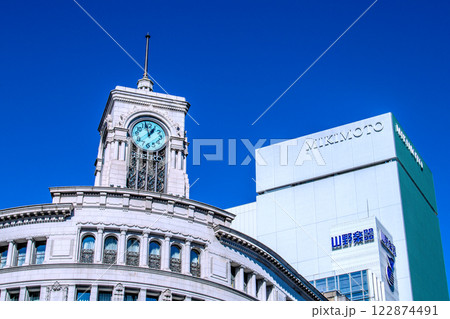日本の東京都市景観　新時代へ…青空に映えるセイコーハウス銀座などを望む。新しい時代に希望の光＝8日 122874491