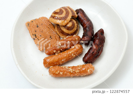 かりんとう、和、ザラメ、和菓子、お菓子、和風、食べ物、おやつ、お茶菓子、甘い、菓子、皿、お皿 かりんとう、和、ザラメ、和菓子、お菓子、和風、食べ物、おやつ、お茶菓子、甘い、菓子、皿、お皿 122874557