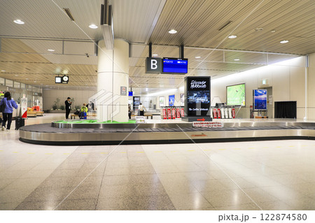 新千歳空港到着ロビーの手荷物受取所ターンテーブル 新千歳空港到着ロビーの手荷物受取所ターンテーブル 122874580