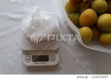 Pickled plum making process 2: plums and salt on a kitchen scale Pickled plum making process 2: plums and salt on a kitchen scale 122875057