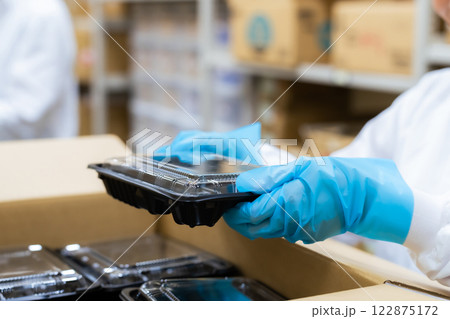 食品を箱詰めする女性　給食センター　宅配食　包装工場 122875172