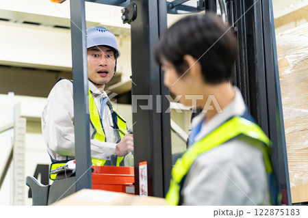 工場内で作業員と接触事故を起こすフォークリフト運転手 工場内で作業員と接触事故を起こすフォークリフト運転手 122875183