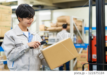 バーコードリーダーで荷物のラベルをスキャンして管理する女性作業員 バーコードリーダーで荷物のラベルをスキャンして管理する女性作業員 122875184