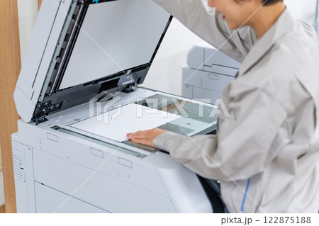 コピー機を使う女性従業員 コピー機を使う女性従業員 122875188