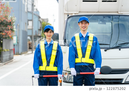 路上で交通誘導する警備員 122875202