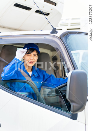 トラックを運転する女性ドライバー セールスドライバー トラックを運転する女性ドライバー セールスドライバー 122875207