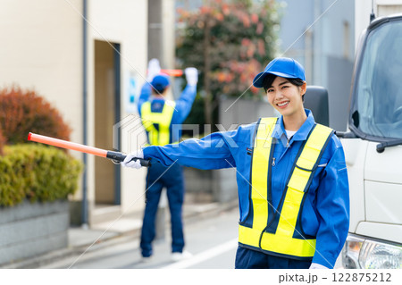 交通誘導する警備員 122875212