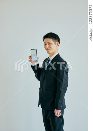 スマホを持つ20代の若い男性　NISAvsiDeCo 122875573