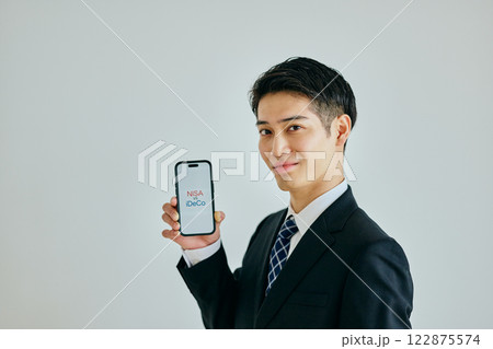 スマホを持つ20代の若い男性　NISAvsiDeCo 122875574