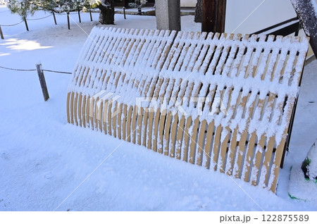 積雪の日の犬矢来(いぬやらい) 積雪の日の犬矢来(いぬやらい) 122875589