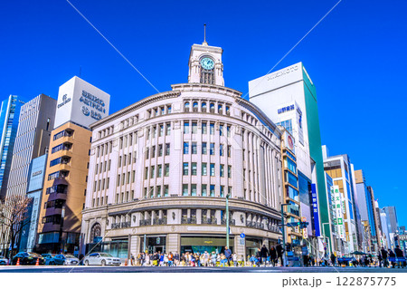 日本の東京都市景観 2月。インバウンド続く…観光客らで賑わう銀座…＝8日、ホコ天実施日 122875775