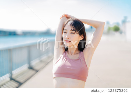 若い女性の屋外フィットネスイメージ 122875892