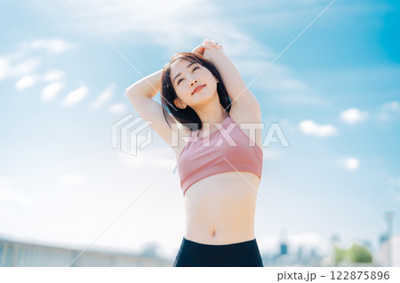 若い女性の屋外フィットネスイメージ 若い女性の屋外フィットネスイメージ 122875896