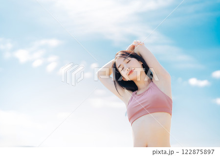 若い女性の屋外フィットネスイメージ 122875897