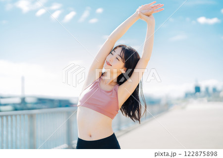 若い女性の屋外フィットネスイメージ 122875898