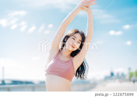 若い女性の屋外フィットネスイメージ 122875899