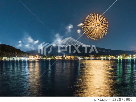河口湖湖畔から冬の花火とっ月光に照らされた富士山 河口湖湖畔から冬の花火とっ月光に照らされた富士山 122875996