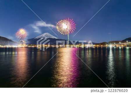 河口湖湖畔から冬の花火とっ月光に照らされた富士山 河口湖湖畔から冬の花火とっ月光に照らされた富士山 122876020