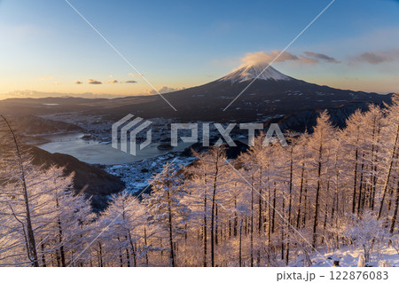雪景色の新道峠から夜明けの富士山 雪景色の新道峠から夜明けの富士山 122876083