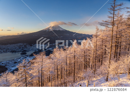 雪景色の新道峠から夜明けの富士山 122876084