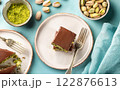 ドバイチョコレート。ピスタチオスプレットと揚げ麺（揚げそうめん）が入ったトレンドのチョコレート。 122876613
