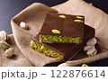 ドバイチョコレート。ピスタチオスプレットと揚げ麺（揚げそうめん）が入ったトレンドのチョコレート。 122876614