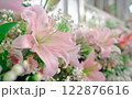 冠婚葬祭セレモニーの豪華な花飾りのイメージ 122876616