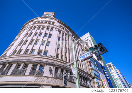 日本の東京都市景観　新時代へ…青空に映えるセイコーハウス銀座などを望む。新しい時代に希望の光＝8日 122876705