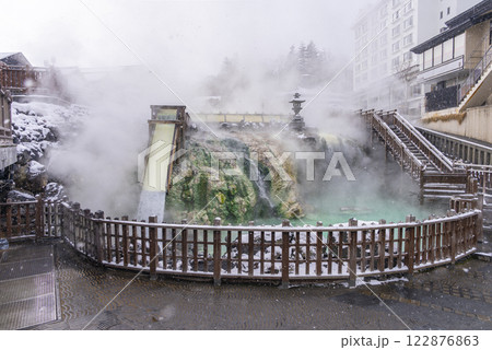 冬の草津温泉　湯畑 122876863