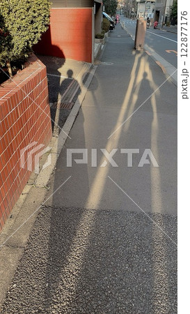 午後の日差しで長く伸びた双子のような影 午後の日差しで長く伸びた双子のような影 122877176