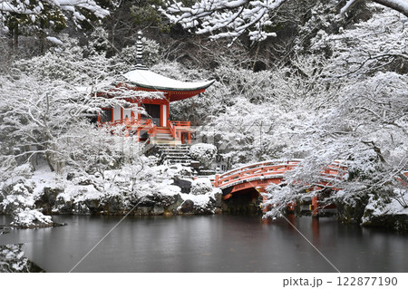 京都市の世界遺産醍醐寺 弁天池の雪景色 京都市の世界遺産醍醐寺 弁天池の雪景色 122877190