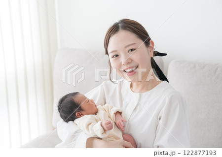 ママに抱っこされて眠る赤ちゃん　ファミリー 122877193