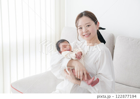 ママに抱っこされて眠る赤ちゃん ファミリー ママに抱っこされて眠る赤ちゃん ファミリー 122877194