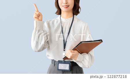 人差し指を立てて案内する女性・ビジネスウーマン 人差し指を立てて案内する女性・ビジネスウーマン 122877218