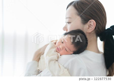 ママに抱っこされる赤ちゃん ママに抱っこされる赤ちゃん 122877530